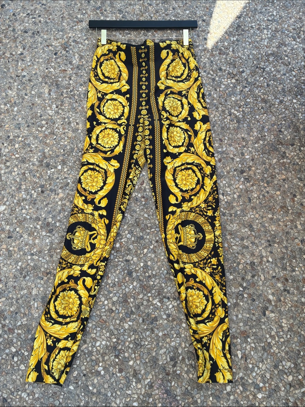 Versace Black and Yellow Baroque Stretch leggings / 42